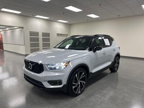 2022 Volvo XC40 T5 R-Design