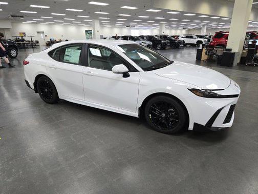 Ice 2026 Toyota Camry SE