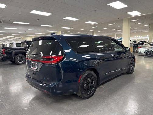 2022 Chrysler Pacifica Hybrid Touring L