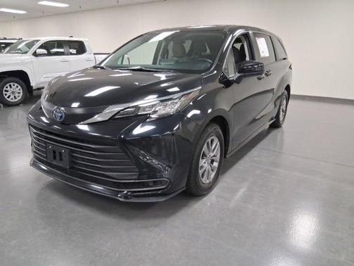 2023 Toyota Sienna LE