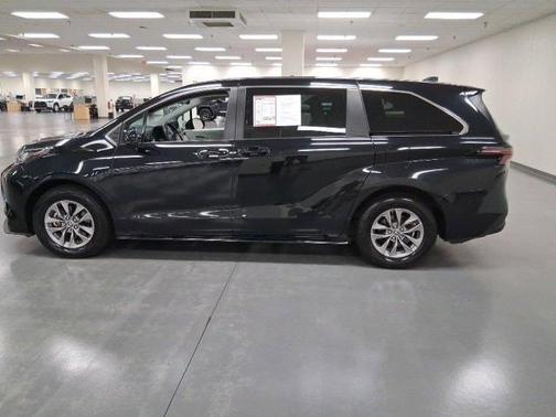 2023 Toyota Sienna LE
