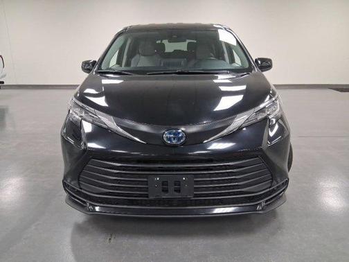 2023 Toyota Sienna LE