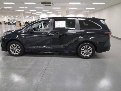 2023 Toyota Sienna LE