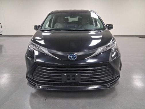 2023 Toyota Sienna LE
