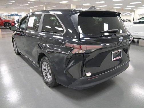 2023 Toyota Sienna LE