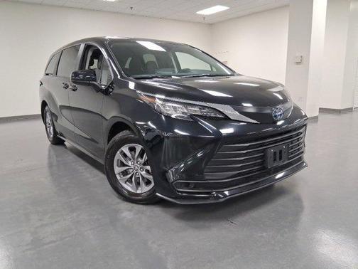 2023 Toyota Sienna LE