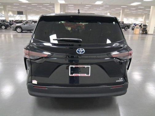 2023 Toyota Sienna LE