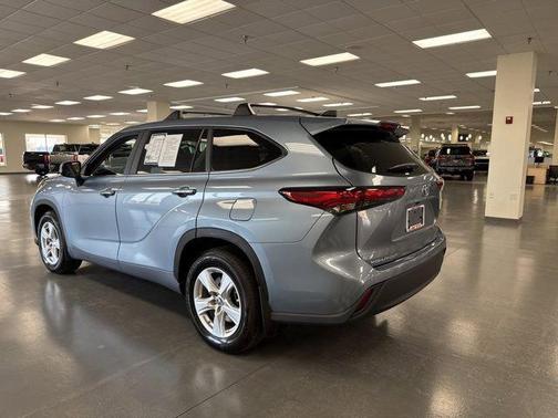 Moon Dust 2023 Toyota Highlander Hybrid LE