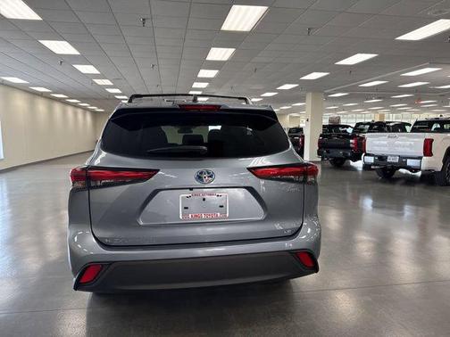 Moon Dust 2023 Toyota Highlander Hybrid LE