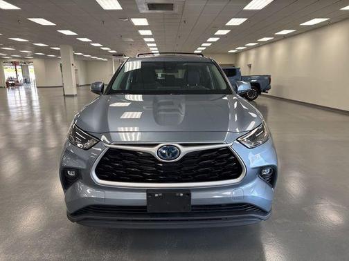 Moon Dust 2023 Toyota Highlander Hybrid LE