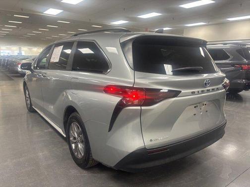 2025 Toyota Sienna XLE