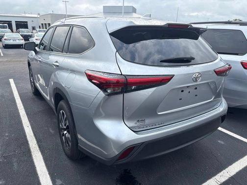 Celestial Silver Metallic 2023 Toyota Highlander XLE