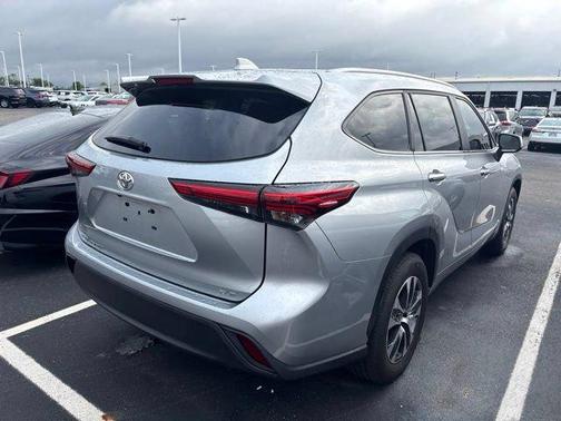 Celestial Silver Metallic 2023 Toyota Highlander XLE
