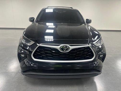 Midnight Black Metallic 2022 Toyota Highlander LE