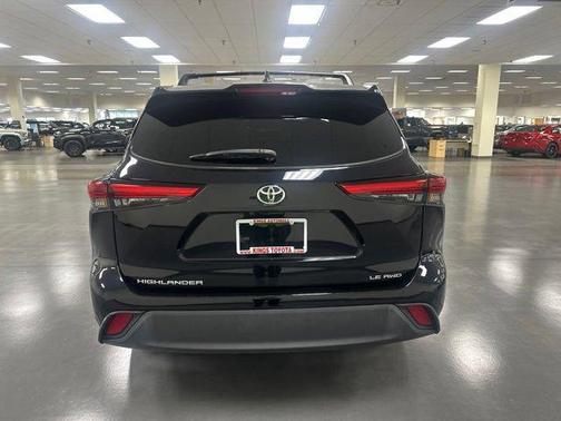 Midnight Black Metallic 2022 Toyota Highlander LE