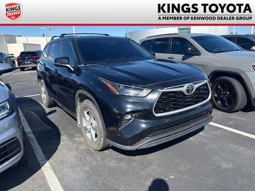 Midnight Black Metallic 2022 Toyota Highlander LE