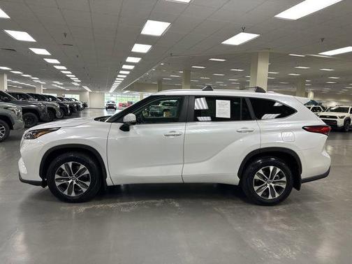 Wind Chill Pearl 2023 Toyota Highlander XLE