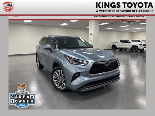 Moon Dust 2023 Toyota Highlander Platinum