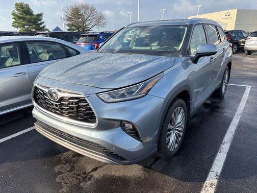 Moon Dust 2023 Toyota Highlander Platinum