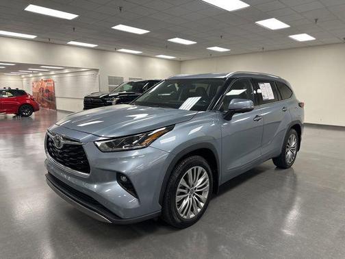 Moon Dust 2023 Toyota Highlander Platinum