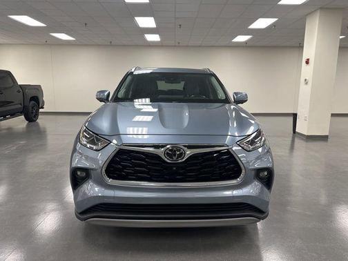 Moon Dust 2023 Toyota Highlander Platinum