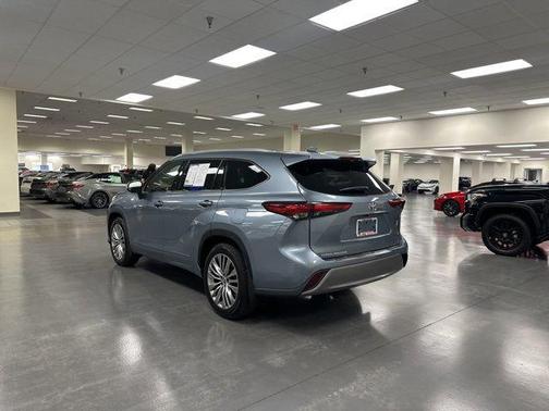 Moon Dust 2023 Toyota Highlander Platinum