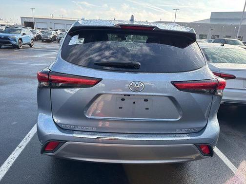 Moon Dust 2023 Toyota Highlander Platinum