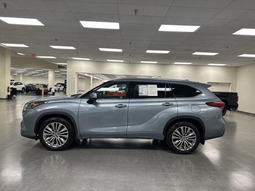 Moon Dust 2023 Toyota Highlander Platinum