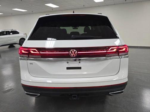 Pure White 2025 Volkswagen Atlas 2.0T SE w/Technology