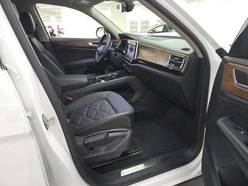 Pure White 2025 Volkswagen Atlas 2.0T SE w/Technology