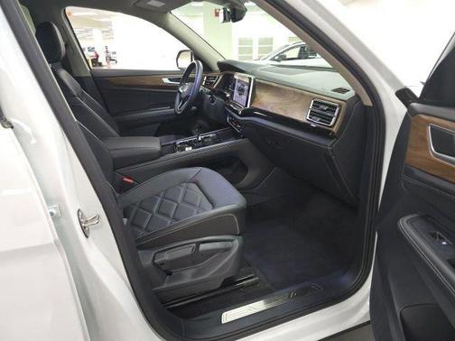 Pure White 2025 Volkswagen Atlas 2.0T SE w/Technology