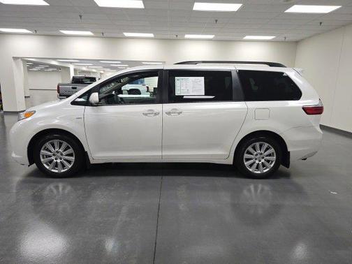 2017 Toyota Sienna XLE