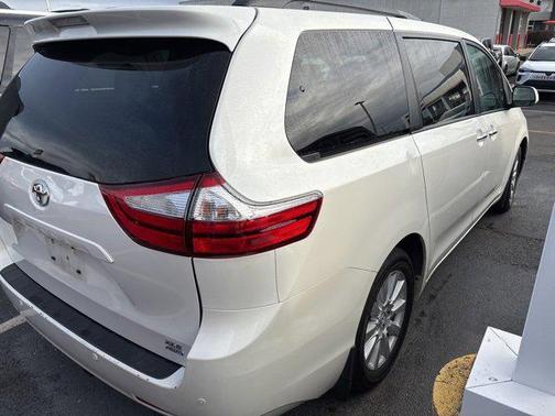 2017 Toyota Sienna XLE