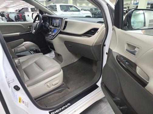 2017 Toyota Sienna XLE