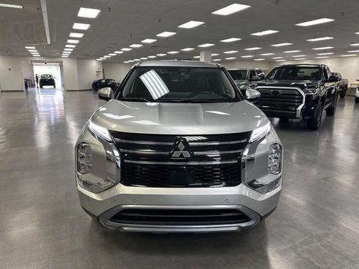 Alloy Silver Metallic 2025 Mitsubishi Outlander SE