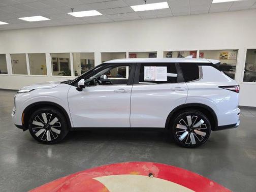 White Diamond 2025 Mitsubishi Outlander SE