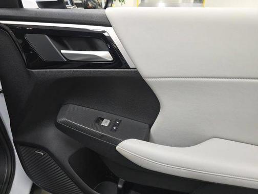 White Diamond 2025 Mitsubishi Outlander SE