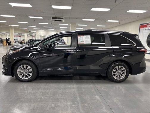 2022 Toyota Sienna XLE