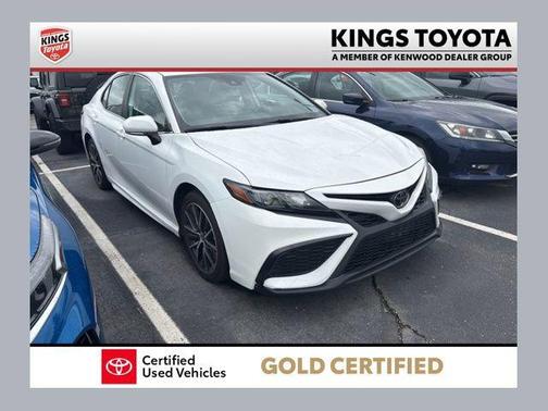 Wind Chill Pearl/Midnight Black Metallic 2023 Toyota Camry SE
