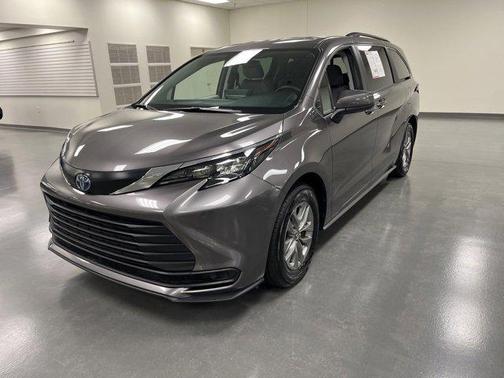 2024 Toyota Sienna LE