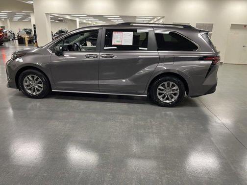 2024 Toyota Sienna LE