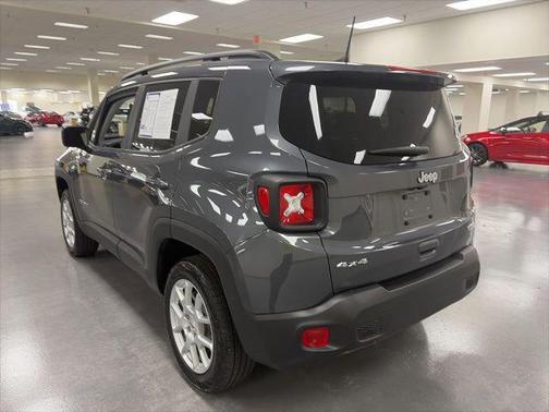 Graphite Gray 2022 Jeep Renegade Latitude