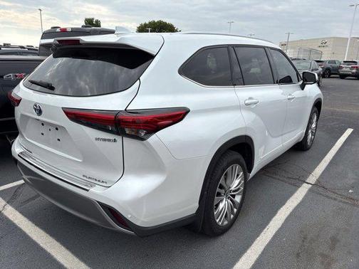 2023 Toyota Highlander Hybrid Platinum