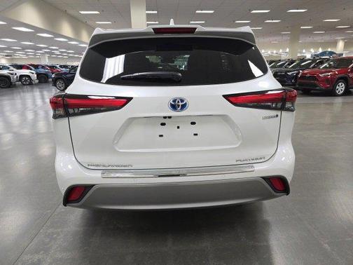 2023 Toyota Highlander Hybrid Platinum