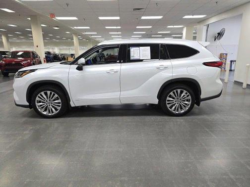 2023 Toyota Highlander Hybrid Platinum