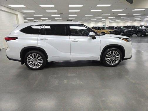 2023 Toyota Highlander Hybrid Platinum