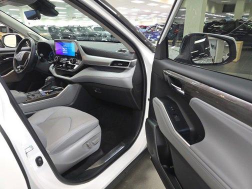 2023 Toyota Highlander Hybrid Platinum