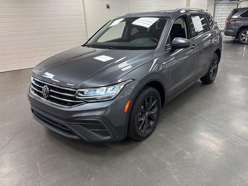 Platinum Gray Metallic 2024 Volkswagen Tiguan 2.0T SE