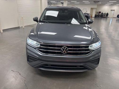 Platinum Gray Metallic 2024 Volkswagen Tiguan 2.0T SE
