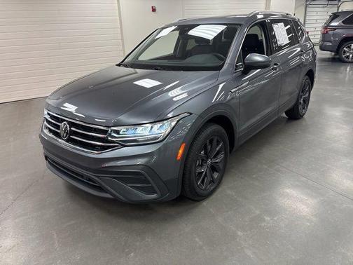 Platinum Gray Metallic 2024 Volkswagen Tiguan 2.0T SE